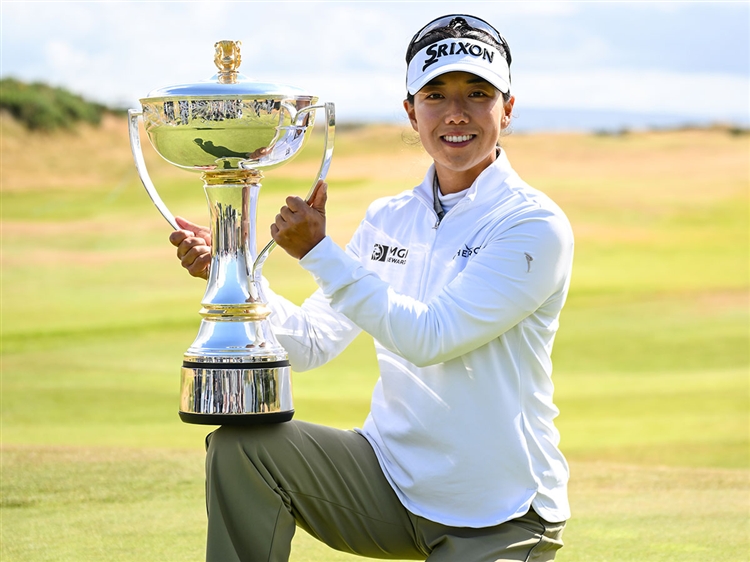 優勝トロフィーを手にするジェニー・シン選手