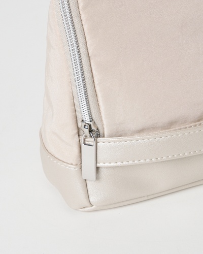 ライトベージュ