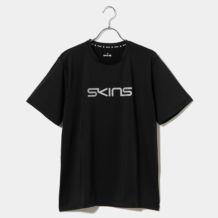 SKINS（スキンズ）ユニセックス ロゴプリントTシャツ